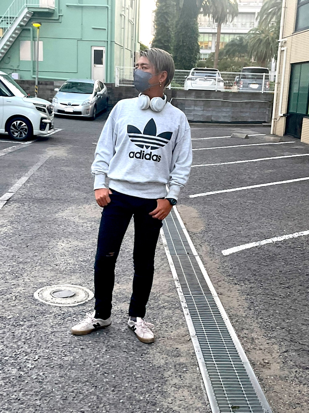 「白コン、ハロウィン、スポーツミックス、モヒカン、輩コーデ、銀髪」｜「adidasのアイテム（スウェット、グレー系）」を使った、ミヤさん（メンズ・172cm）の秋コーディネートの1枚目の写真