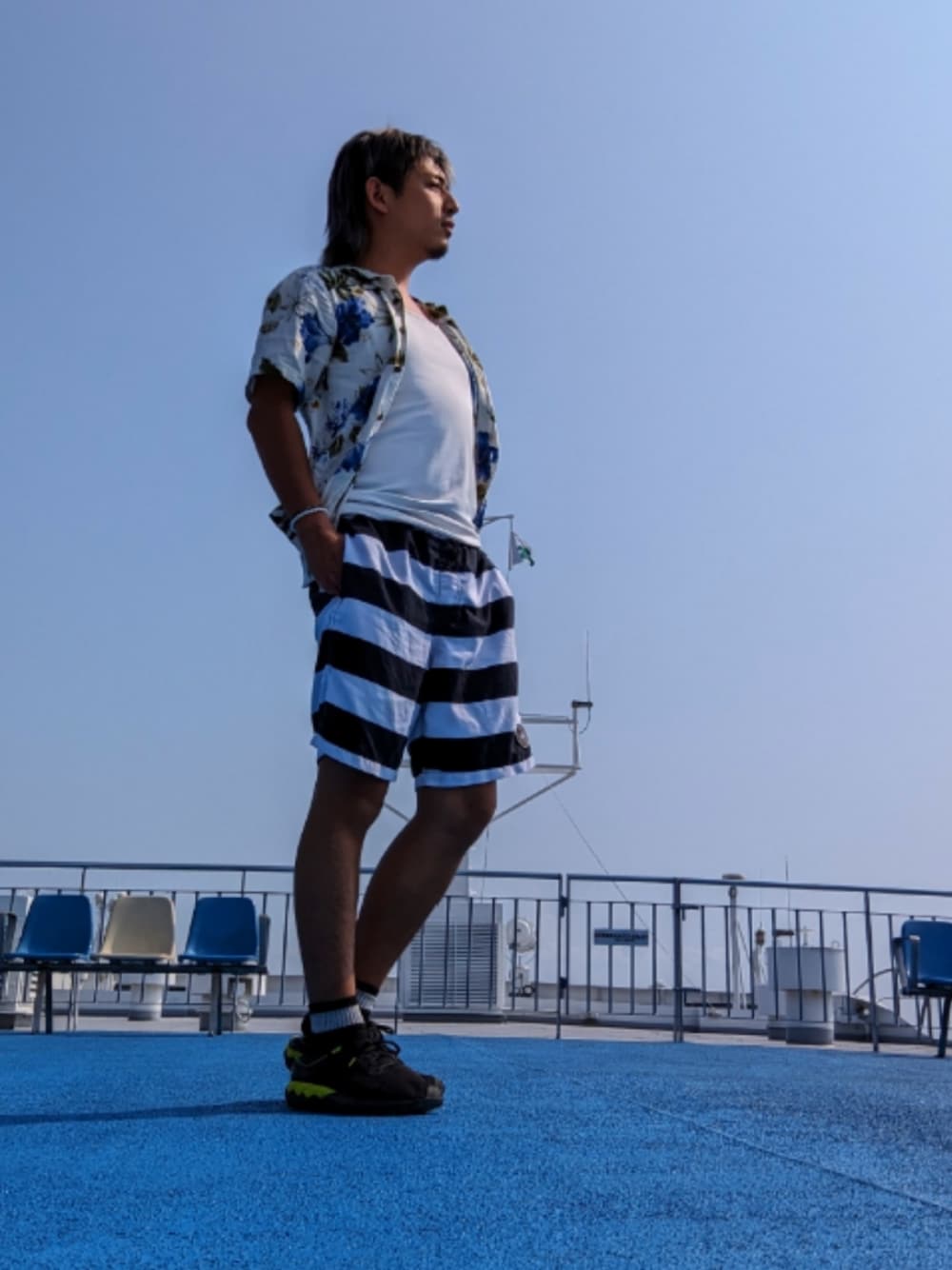 「フェリー、かりゆしウェア」｜「Quiksilverのアイテム（水着/着物・浴衣、ホワイト系）」を使った、ミヤさん（メンズ・172cm）の秋コーディネートの1枚目の写真