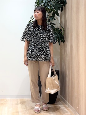 「grove（グローブ）の【二の腕・体型カバー】軽やかに華やぐ 花柄シャーリングブラウス（シャツ/ブラウス、ブラック系）」を使った、miraiさん（レディース）の春コーディネート