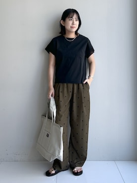 「Dessin（デッサン）の【UVカット/接触冷感】美光沢カットソー（Tシャツ/カットソー、ブラック系）」を使った、Hirokaさんの夏コーディネート
