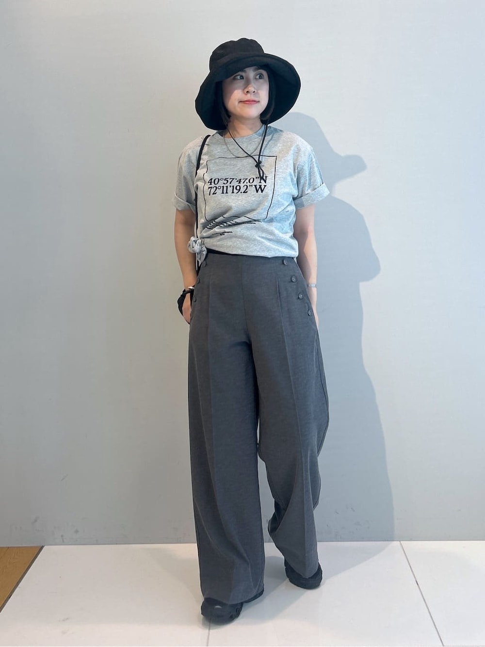 グレー系のTシャツ/カットソー、グレー系のその他パンツ、ブラック系のバックパック/リュックを着用したレディースの春コーディネートの1枚目の写真