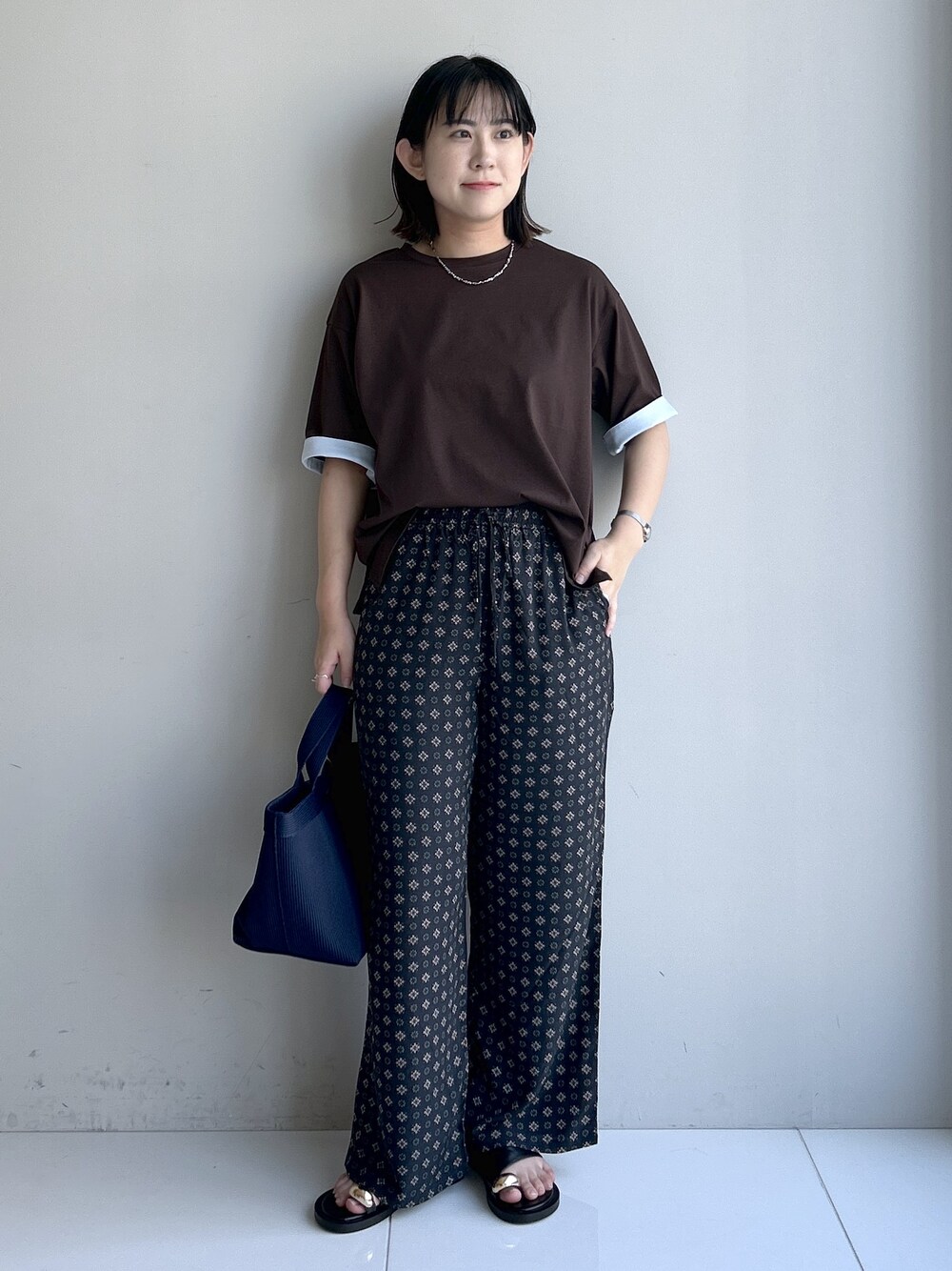 ブラウン系のTシャツ/カットソー、ブルー系のその他パンツ、ブラック系のサンダルを着用したレディースの夏コーディネートの1枚目の写真