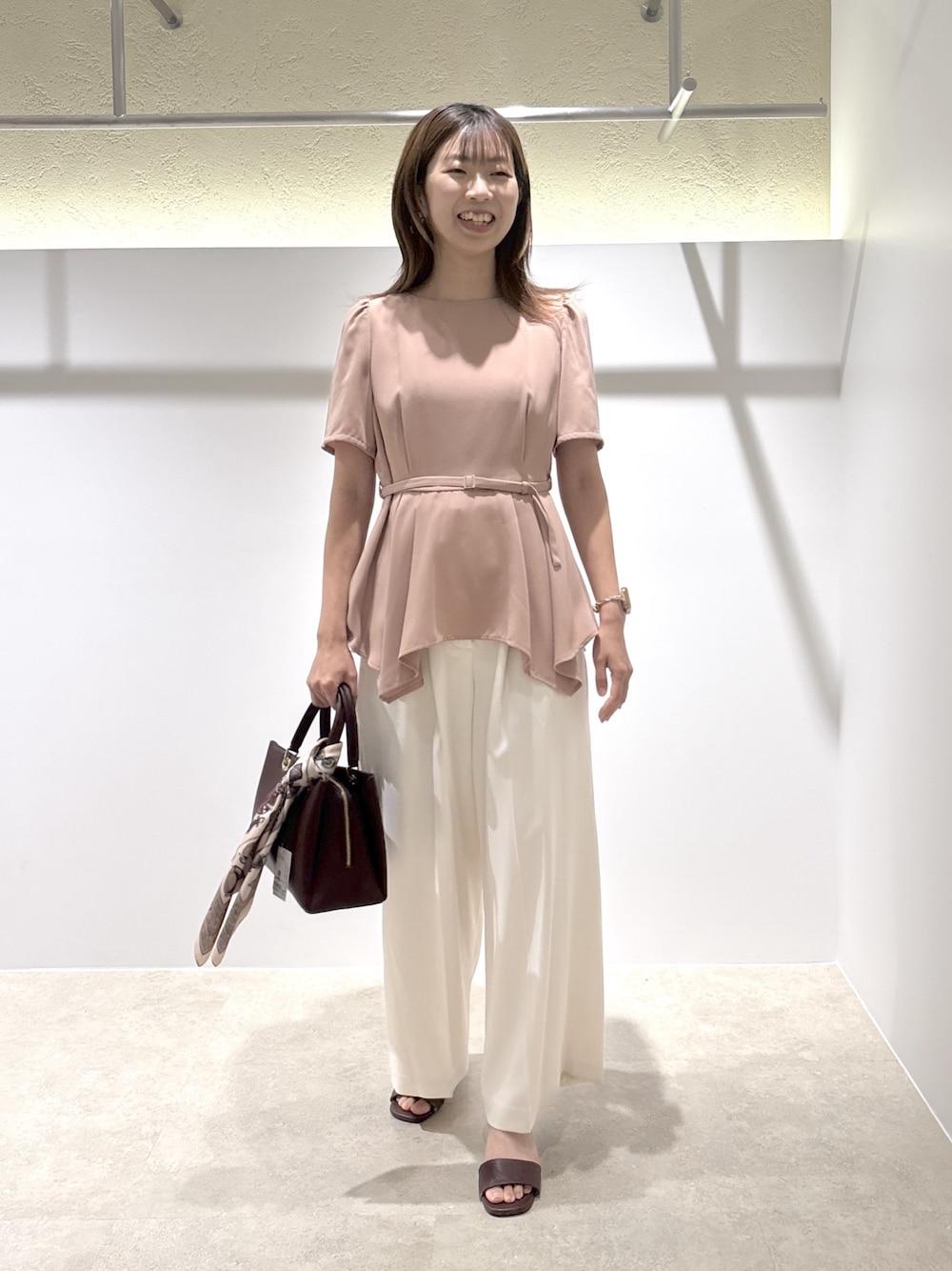 ピンク系のシャツ/ブラウス、ホワイト系のその他パンツ、ブラウン系のサンダルを着用したレディースの夏コーディネートの1枚目の写真