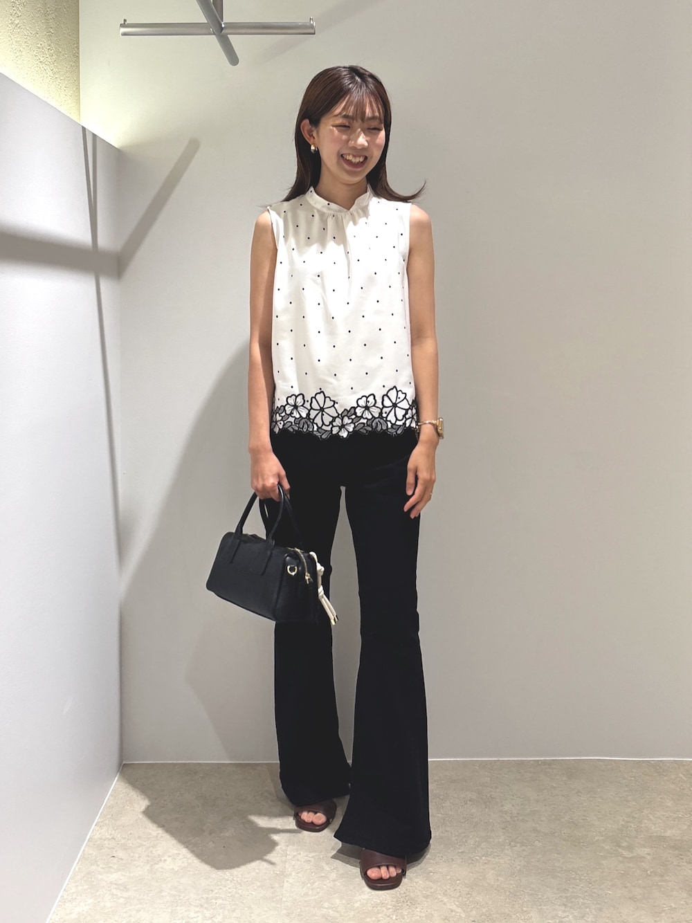 ホワイト系のシャツ/ブラウス、ブラック系のデニムパンツ、ブラウン系のサンダルを着用したレディースの夏コーディネートの1枚目の写真