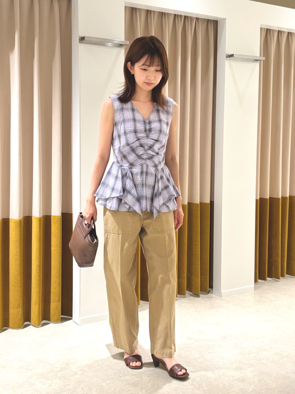 パープル系のシャツ/ブラウス、ベージュ系のチノパンツ、ブラウン系のサンダルを着用したレディースの夏コーディネートの1枚目の写真