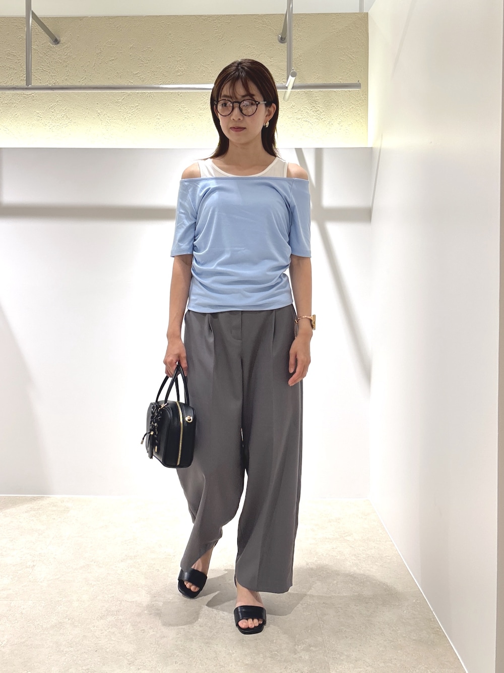 ブルー系のTシャツ/カットソー、グレー系のその他パンツ、ブラック系のサンダルを着用したレディースの夏コーディネートの1枚目の写真