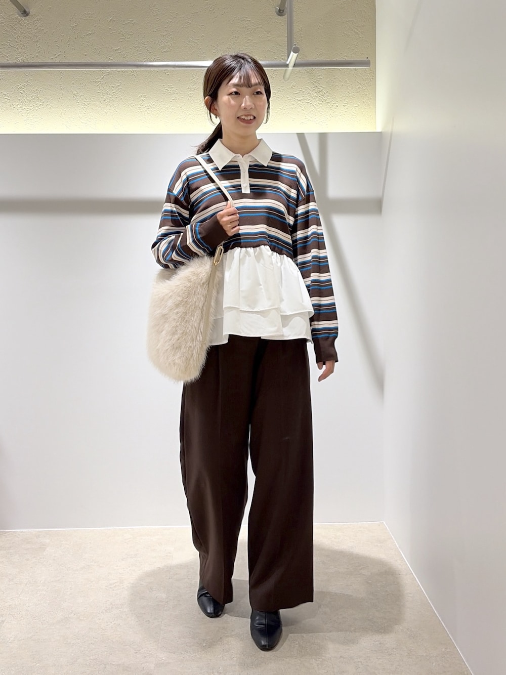 ブラウン系のニット/セーター、ブラウン系のその他パンツ、ホワイト系のショルダーバッグを着用したレディースの秋コーディネートの1枚目の写真