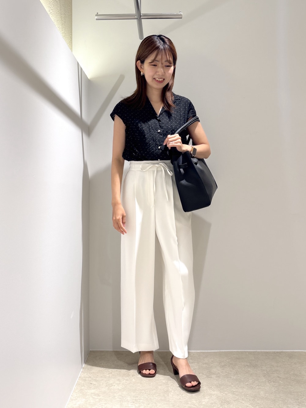 ブラック系のシャツ/ブラウス、ホワイト系のその他パンツ、ブラウン系のサンダルを着用したレディースの夏コーディネートの1枚目の写真