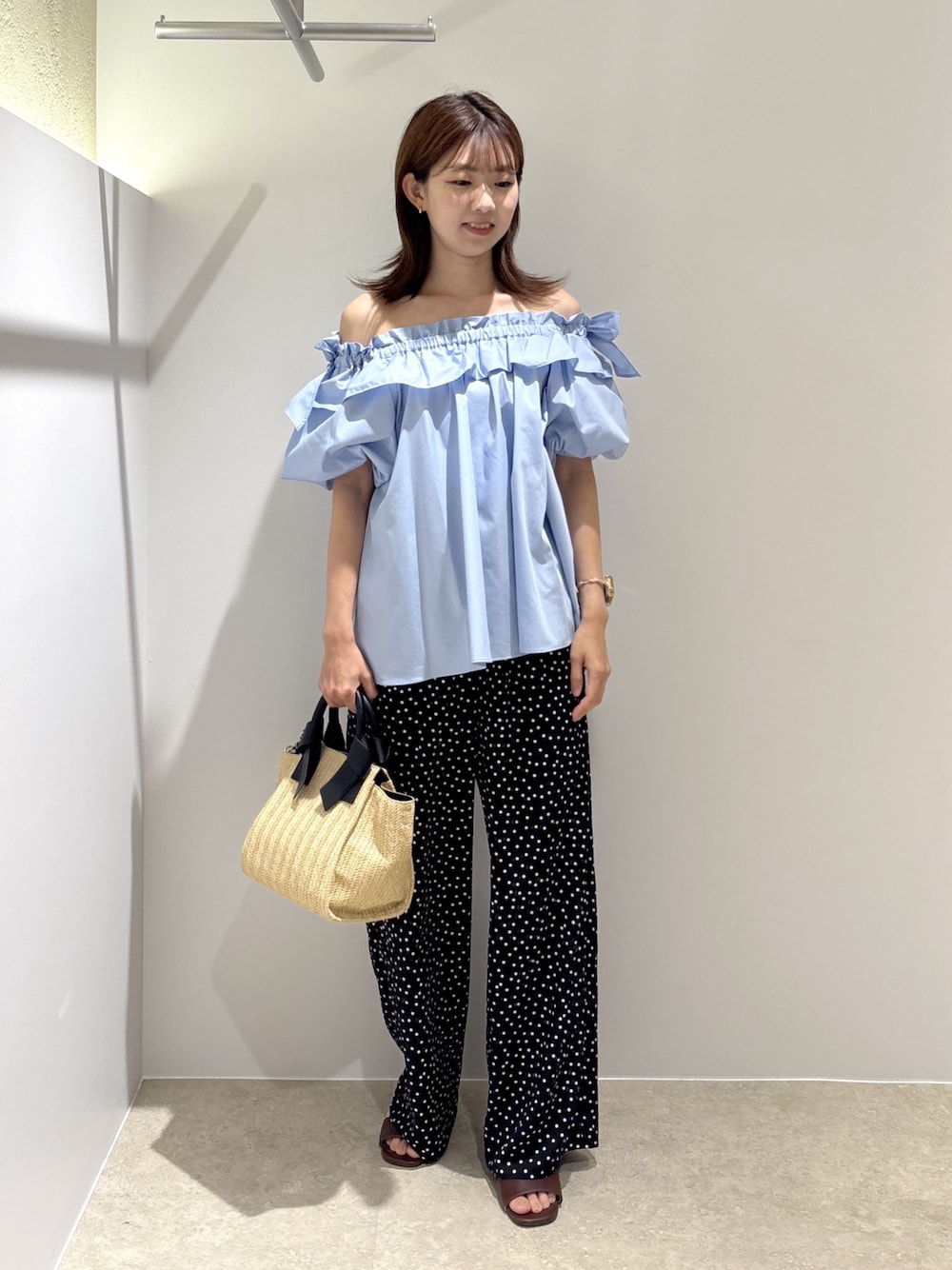ブルー系のシャツ/ブラウス、ブラック系のその他パンツ、ブラウン系のサンダルを着用したレディースの夏コーディネートの1枚目の写真