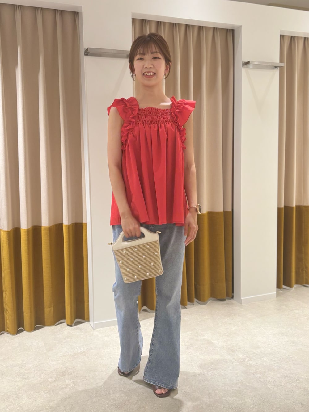 レッド系のシャツ/ブラウス、ベージュ系のバッグ、ブラウン系のサンダルを着用したレディースの夏コーディネートの1枚目の写真