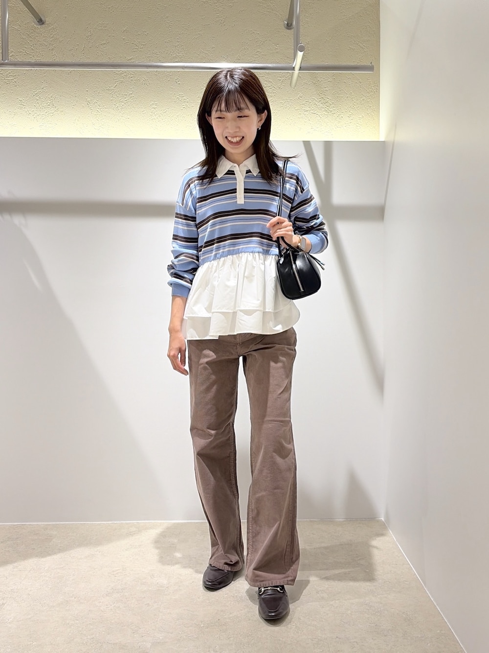 ブルー系のニット/セーター、ブラウン系のその他パンツ、ブラウン系のローファーを着用したレディースの秋コーディネートの1枚目の写真