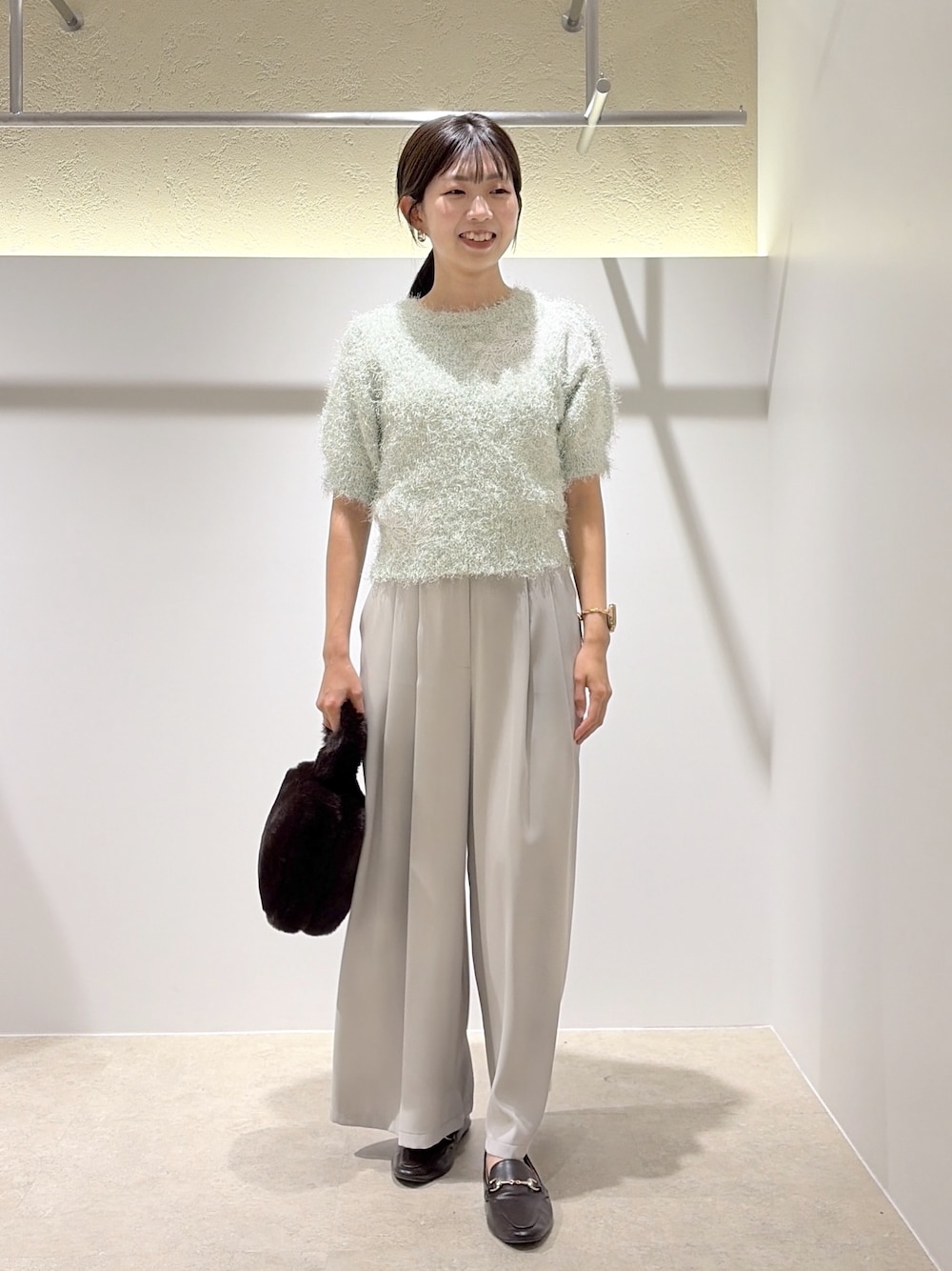 グリーン系のニット/セーター、ベージュ系のその他パンツ、ブラック系のローファーを着用したレディースの秋コーディネートの1枚目の写真