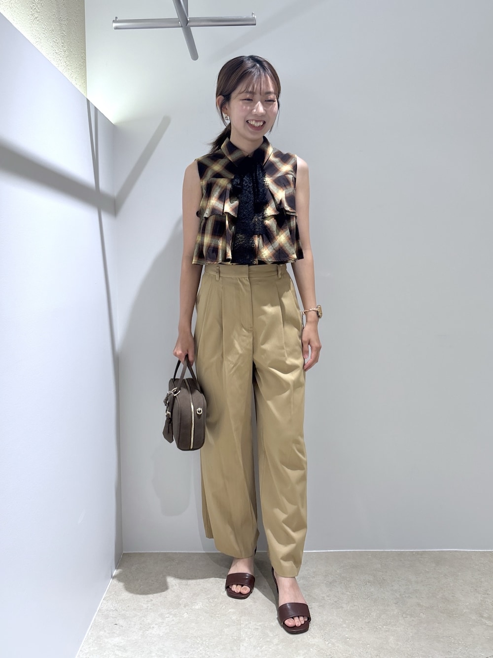 ベージュ系のシャツ/ブラウス、ベージュ系のその他パンツ、ブラウン系のサンダルを着用したレディースの夏コーディネートの1枚目の写真