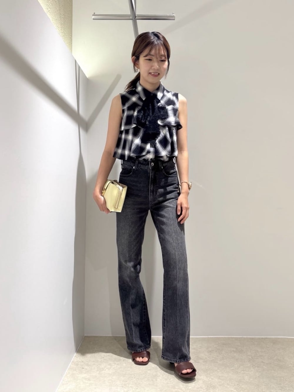 ブラック系のシャツ/ブラウス、ブラック系のデニムパンツ、ブラウン系のサンダルを着用したレディースの夏コーディネートの1枚目の写真