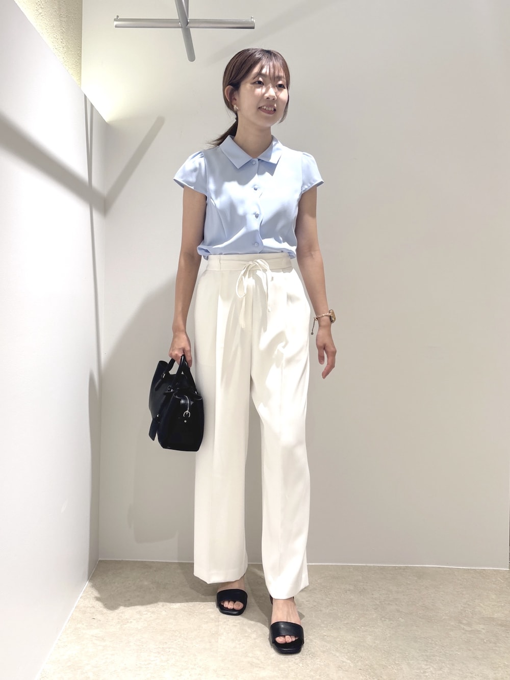 ブルー系のシャツ/ブラウス、ホワイト系のその他パンツ、ブラック系のサンダルを着用したレディースの夏コーディネートの1枚目の写真