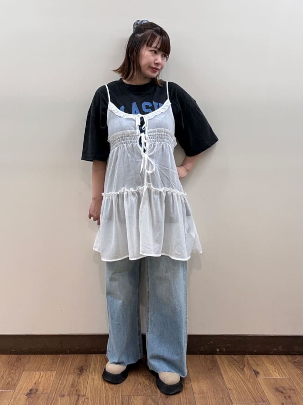 グレー系のTシャツ/カットソー、ブルー系のデニムパンツを着用したレディースの春コーディネートの1枚目の写真