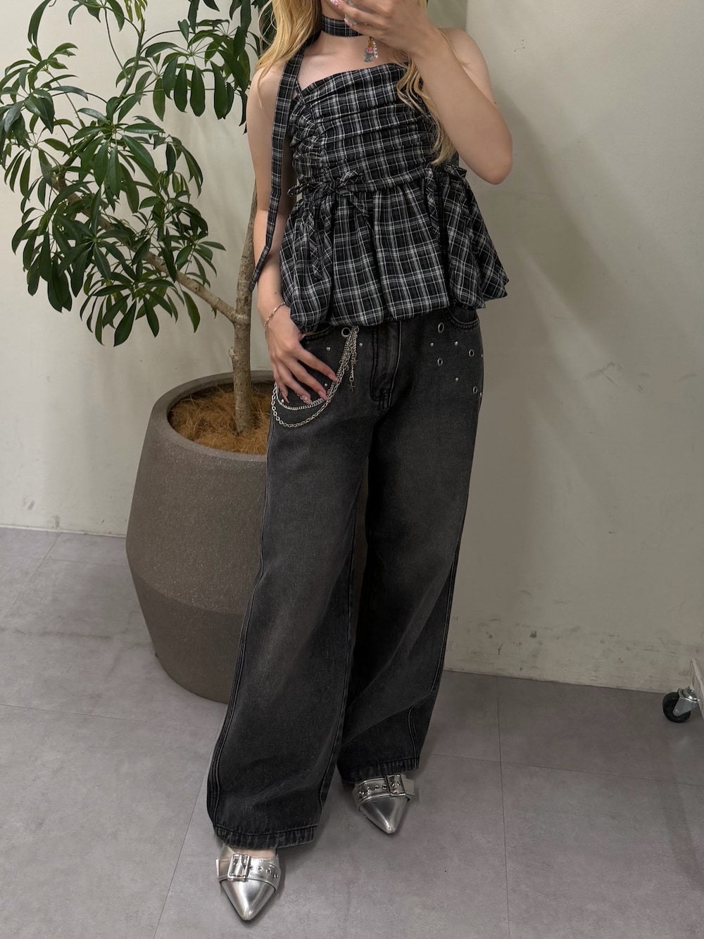 ブラック系のデニムパンツ、その他のシャツ/ブラウスを着用したレディースの夏コーディネートの1枚目の写真