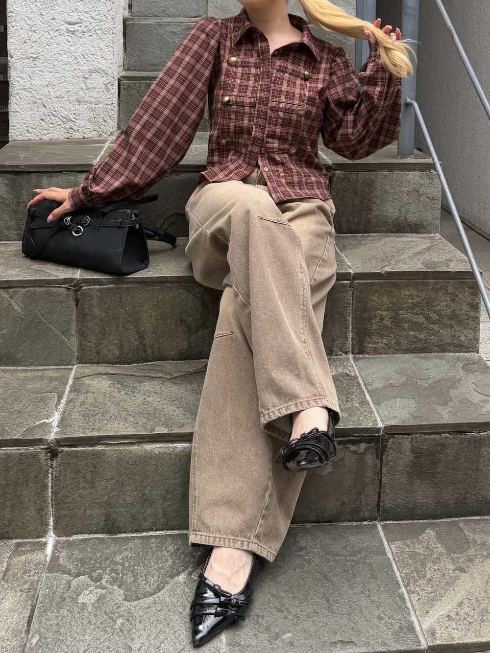 ブラウン系のデニムパンツ、レッド系のシャツ/ブラウスを着用したレディースの夏コーディネートの1枚目の写真
