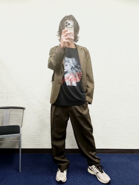 「BAYFLOW（ベイフロー）の【Lady Gaga(レディー・ガガ)】グラフィックTシャツ（Tシャツ/カットソー、ブラック系）」を使った、Gladさん（メンズ・174cm）の春コーディネート