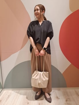 「DRESKIP（ドレスキップ）の【S-LL/洗濯後しわになりにくい】ランタンスリーブで女性らしく 5分袖スキッパーブラウス（シャツ/ブラウス、グレー系）」を使った、次女さん（レディース・162cm）の秋コーディネート