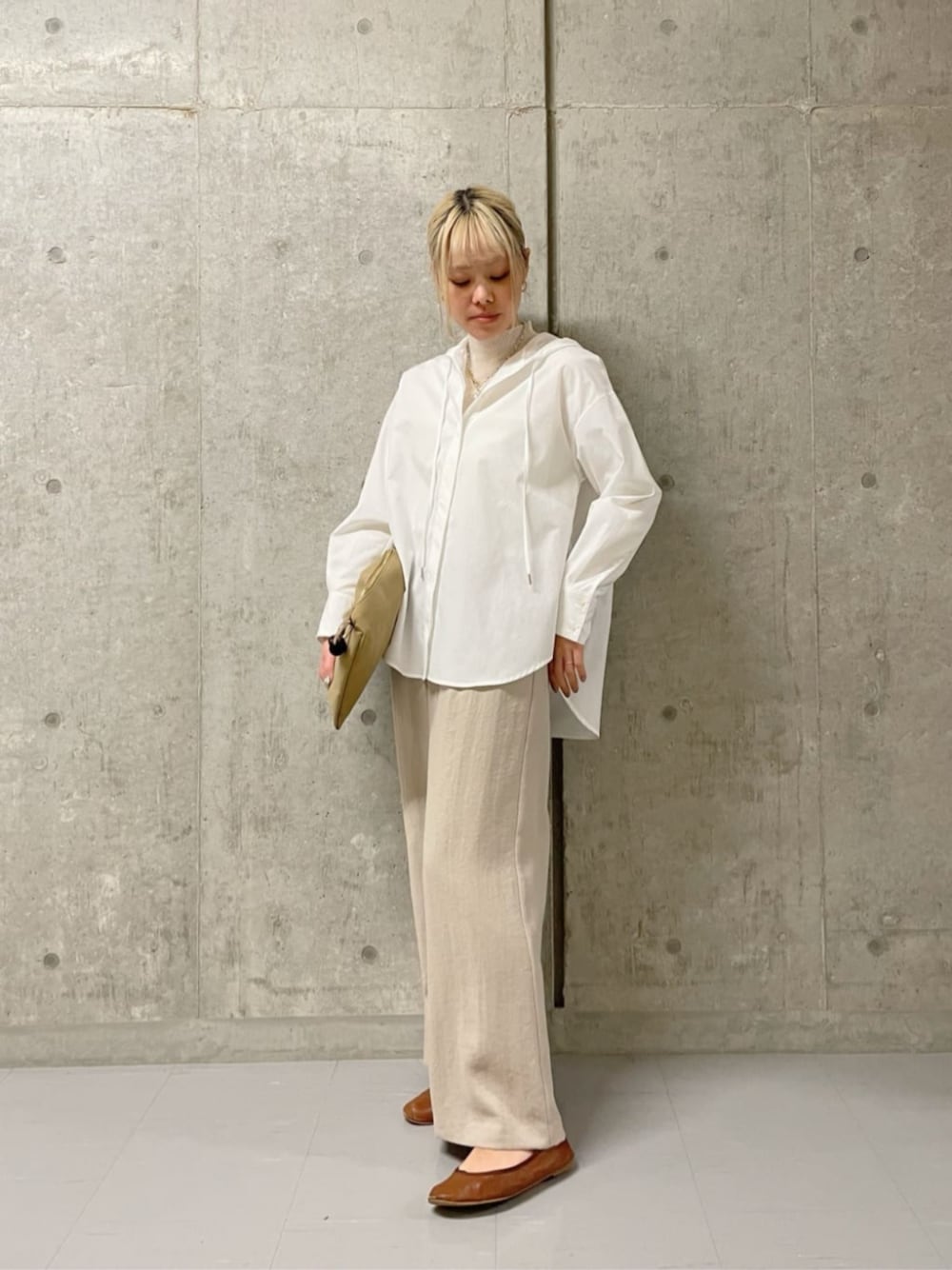 ホワイト系のニット/セーター、ホワイト系のブルゾン、ベージュ系のその他パンツを着用したレディースの春コーディネートの1枚目の写真