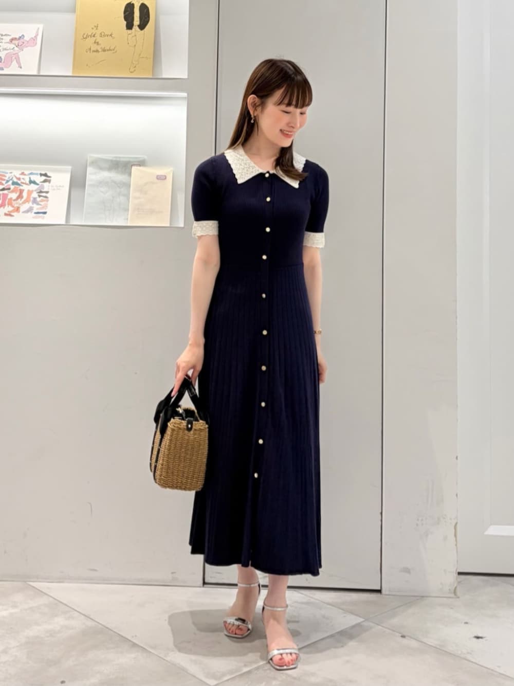 ブラック系のかごバッグ、ブルー系のワンピースを着用したレディースの夏コーディネートの1枚目の写真