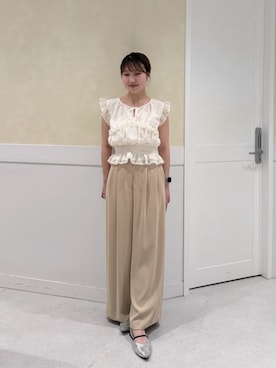 「NATURAL BEAUTY BASIC（ナチュラルビューティーベーシック）のフリルシャーリングペプラムブラウス（シャツ/ブラウス、ホワイト系）」を使った、NBB STAFFさん（レディース・160cm）の夏コーディネート