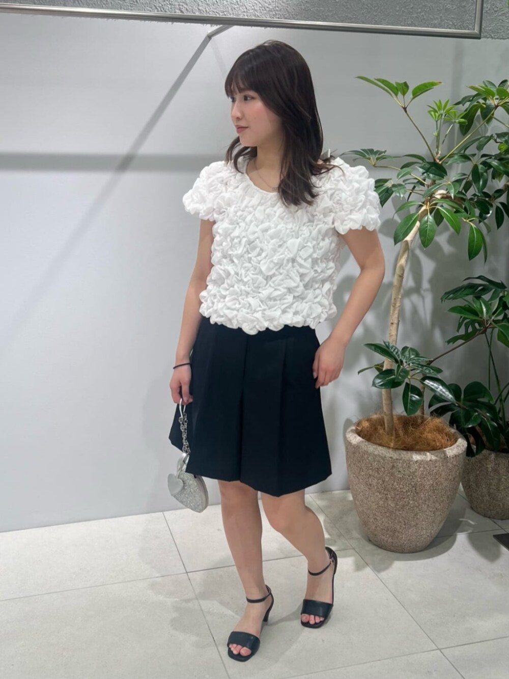 ブラック系のサンダル、ホワイト系のシャツ/ブラウス、ブラック系のその他パンツを着用したレディースの夏コーディネートの1枚目の写真