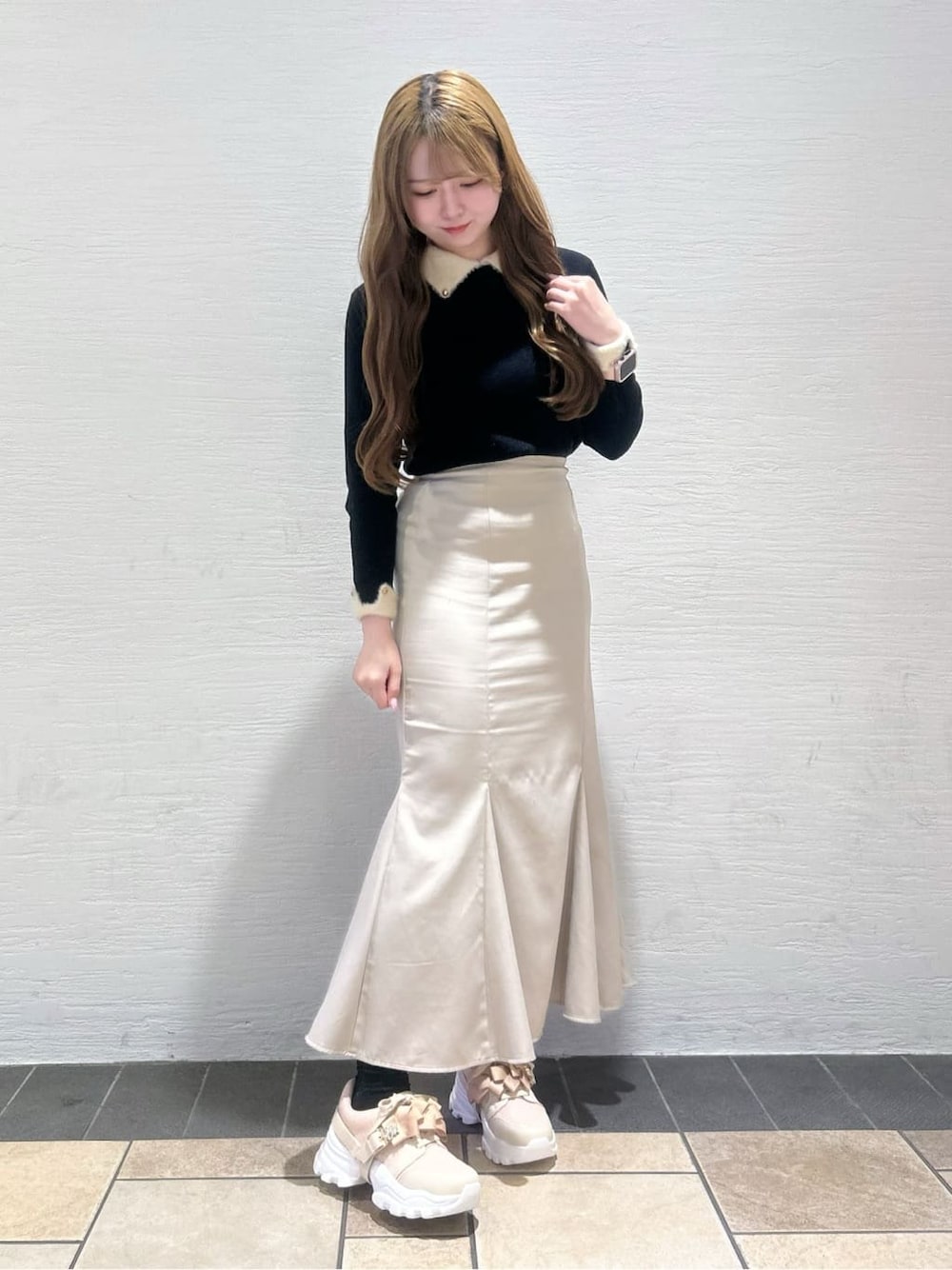 ベージュ系のその他パンツ、ベージュ系のスニーカーを着用したレディースの冬コーディネートの1枚目の写真