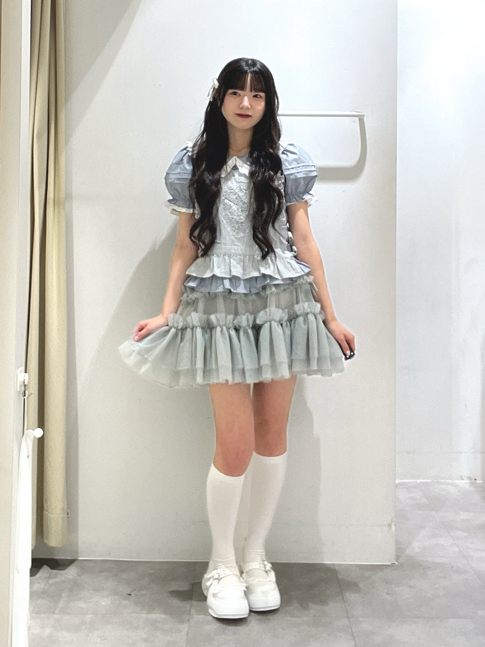 ブルー系のシャツ/ブラウス、ブルー系のシャツ/ブラウス、ブルー系のスカートを着用したレディースの夏コーディネートの1枚目の写真