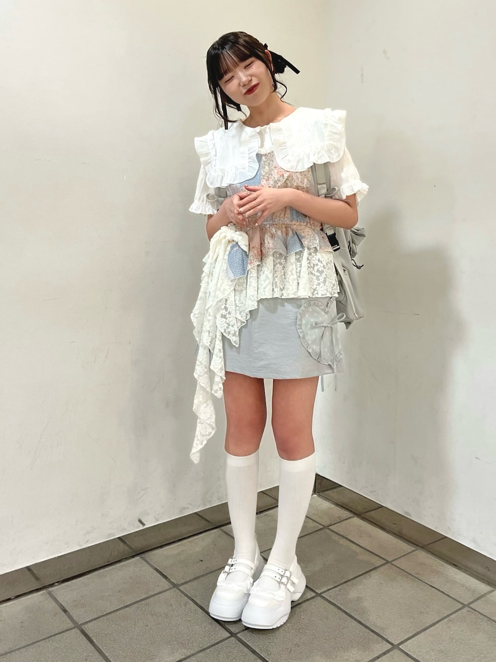 ピンク系のシャツ/ブラウス、ホワイト系のシャツ/ブラウス、グレー系のバックパック/リュックを着用したレディースの夏コーディネートの1枚目の写真