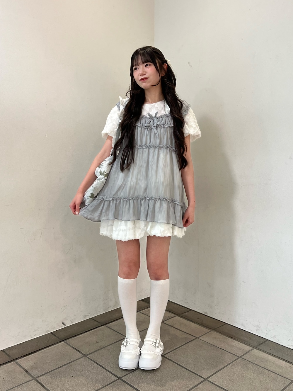 ホワイト系のスニーカー、ブルー系のシャツ/ブラウス、ホワイト系のワンピースを着用したレディースの夏コーディネートの1枚目の写真