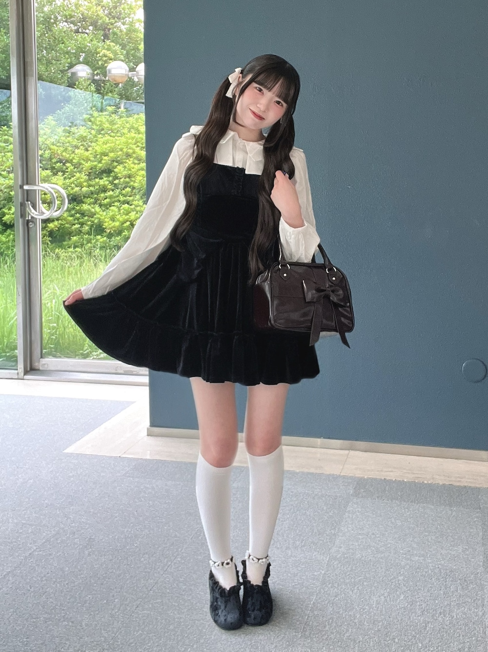 ホワイト系のシャツ/ブラウス、ブラック系のパンプス、ブラック系のワンピースを着用したレディースの秋コーディネートの1枚目の写真