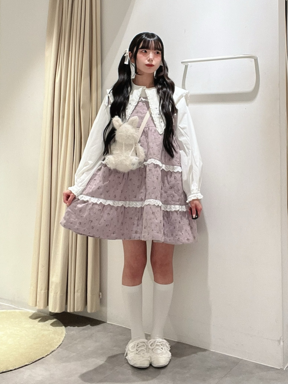 ホワイト系のシャツ/ブラウス、パープル系のワンピース、ホワイト系のスニーカーを着用したレディースの秋コーディネートの1枚目の写真