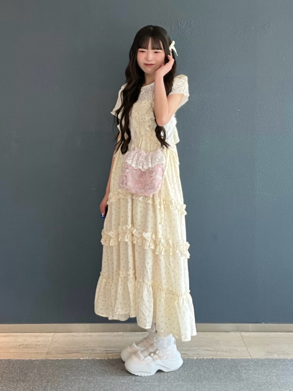 ピンク系のスニーカー、ホワイト系のTシャツ/カットソー、その他のワンピースを着用したレディースの夏コーディネートの1枚目の写真