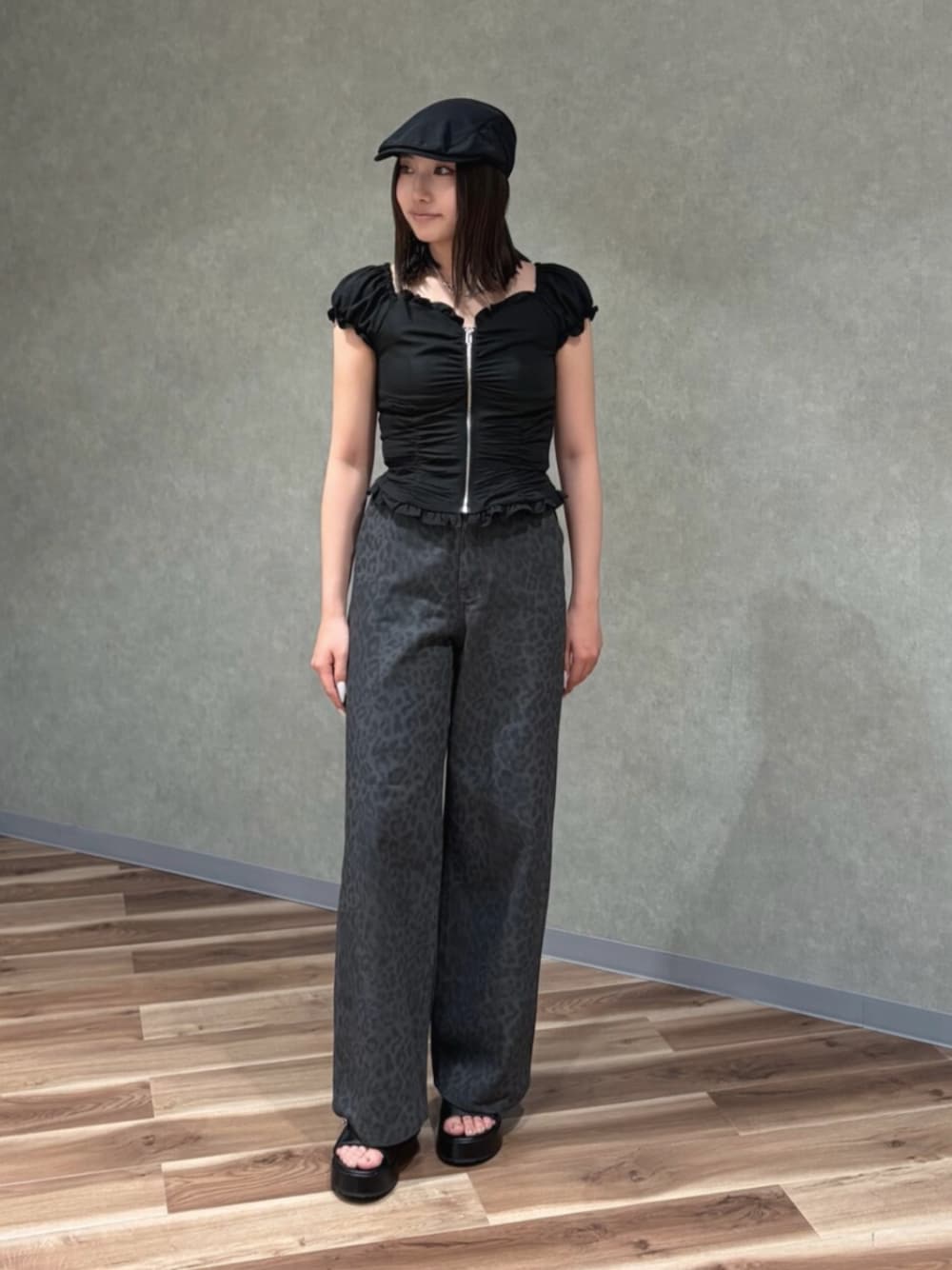 ブラック系のシャツ/ブラウス、グレー系のその他パンツ、ブラック系のサンダルを着用したレディースの夏コーディネートの1枚目の写真