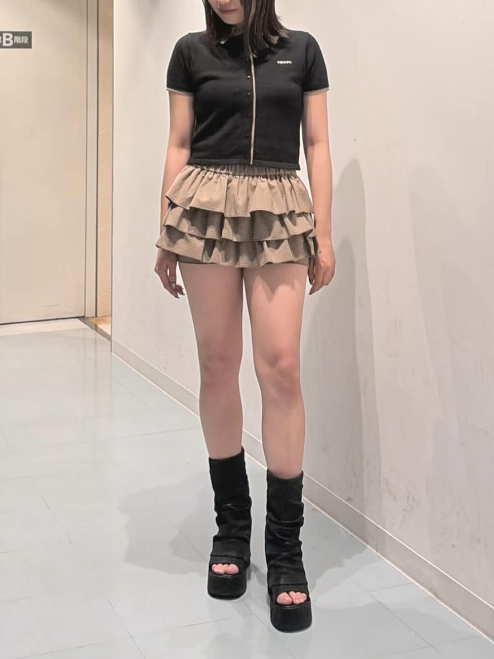 ブラック系のカーディガン/ボレロ、ベージュ系のスカート、ブラック系のその他シューズを着用したレディースの夏コーディネートの1枚目の写真