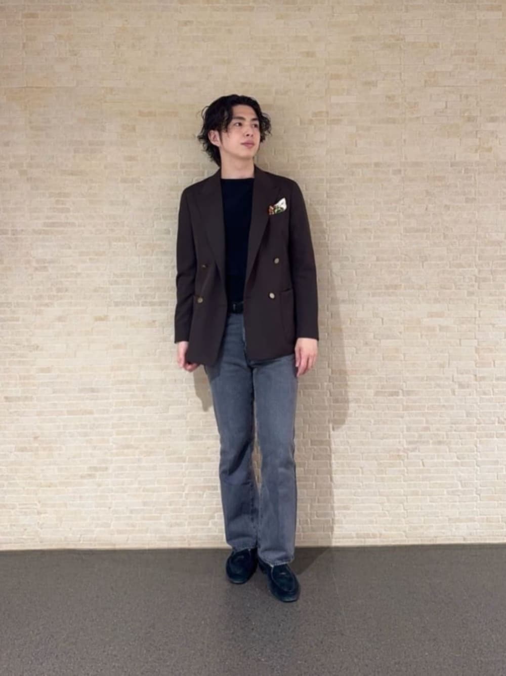 ブラウン系のテーラードジャケット、ブラック系のTシャツ/カットソー、グレー系のデニムパンツを着用したメンズの秋コーディネートの1枚目の写真