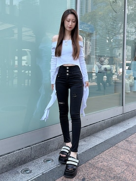 「GYDA（ジェイダ）のハイウエストバッククロスダメージスキニーデニムパンツ（デニムパンツ、ブラック系）」を使った、yuiさん（レディース・160cm）の春コーディネート