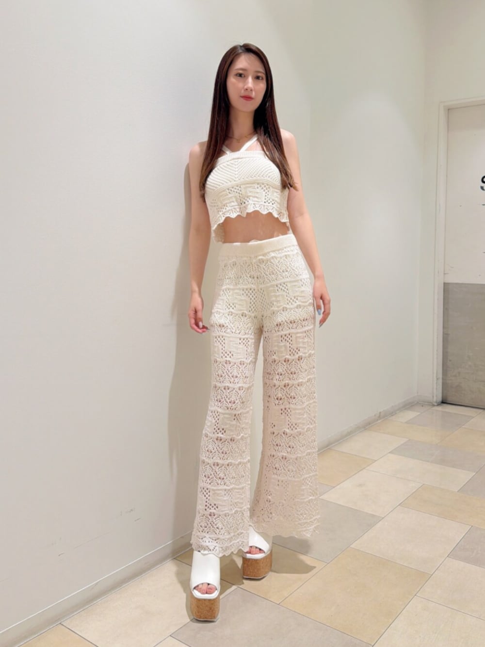 ホワイト系のその他パンツ、ホワイト系のキャミソール、ホワイト系のサンダルを着用したレディースの夏コーディネートの1枚目の写真