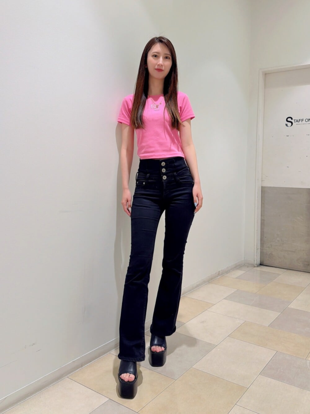 ブラック系のサンダル、ブラック系のデニムパンツ、ピンク系のTシャツ/カットソーを着用したレディースの夏コーディネートの1枚目の写真
