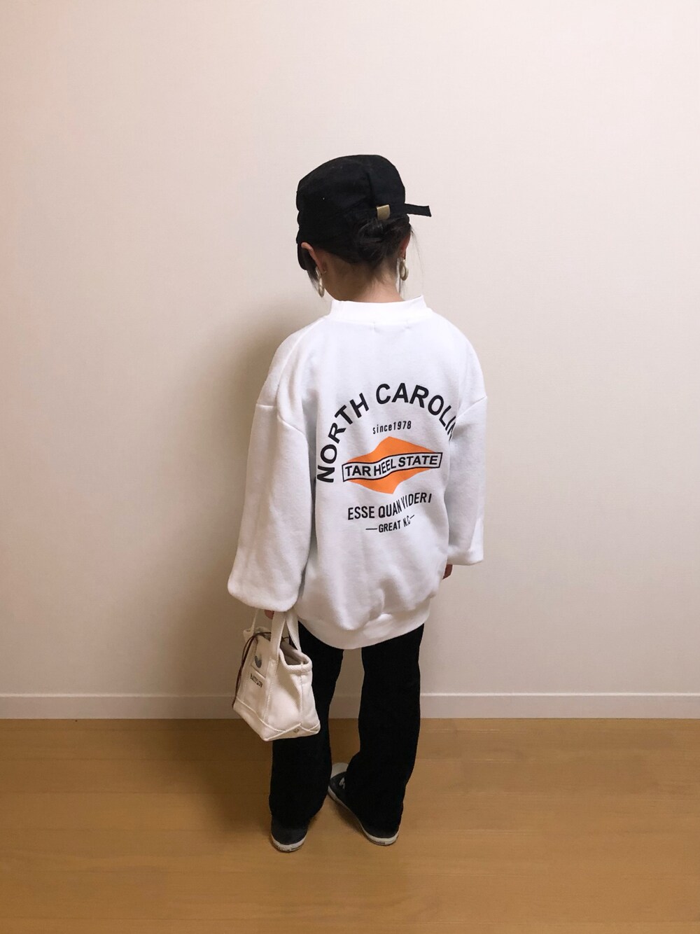 「ワークキャップ、フレアパンツ、トートバッグ、バックプリント、キッズコーデ」｜「THE CASUALのプリント BIG ハイネック トレーナー キッズ（スウェット、ホワイト系）」を使った、Omoさん（キッズ・120cm）の春コーディネートの1枚目の写真