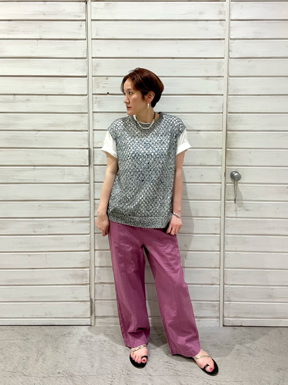 パープル系のその他パンツ、ホワイト系のTシャツ/カットソー、ホワイト系のネックレスを着用したレディースの春コーディネートの1枚目の写真