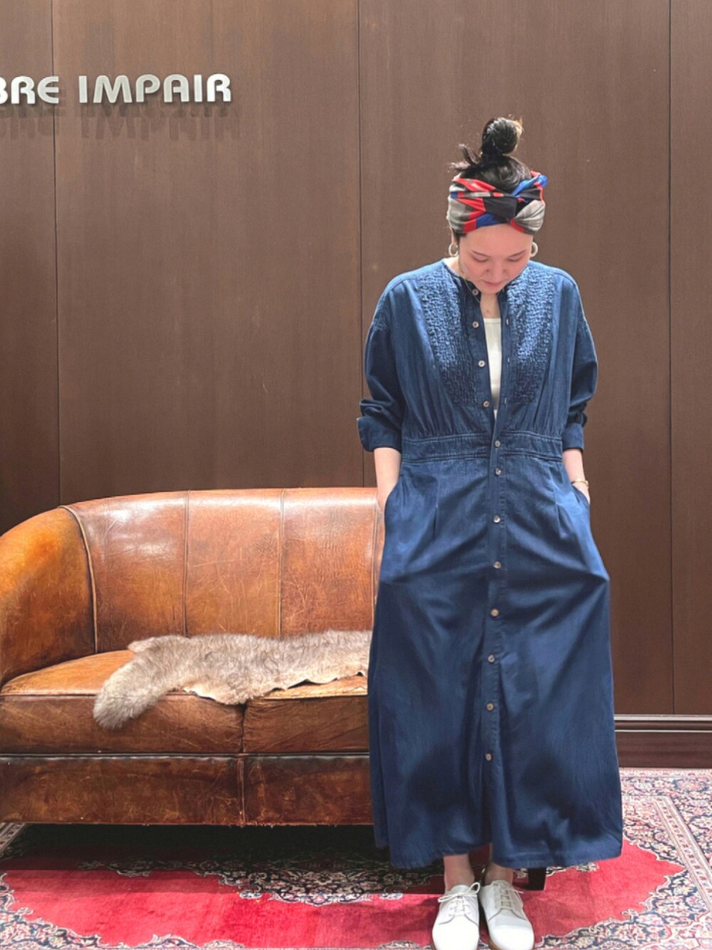 「オトナカジュアル、デニム、ワンピース、白、レースアップシューズ、シンプルコーデ、リラックススタイル、マキシ丈、vintage、秋コーデ」｜「FIL DE FERのデニムキルティング　ロングワンピース（シャツワンピース、ブルー系）」を使った、kaji.さん（レディース・163cm）の夏コーディネートの1枚目の写真