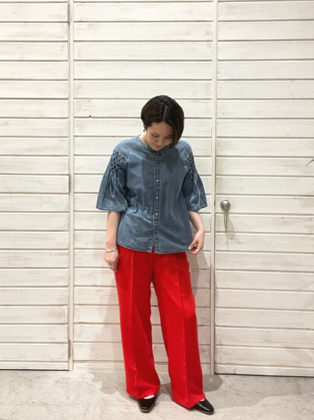 「お出かけコーデ、大人カジュアル、赤、ワイドパンツ、黒、デニムシャツ、パンプス、刺繍、フレアスリーブ、パンツスタイル」｜「FIL DE FERのシルキードライツイル　イージーパンツ（その他パンツ、レッド系）」を使った、kaji.さん（レディース・163cm）の春コーディネートの1枚目の写真