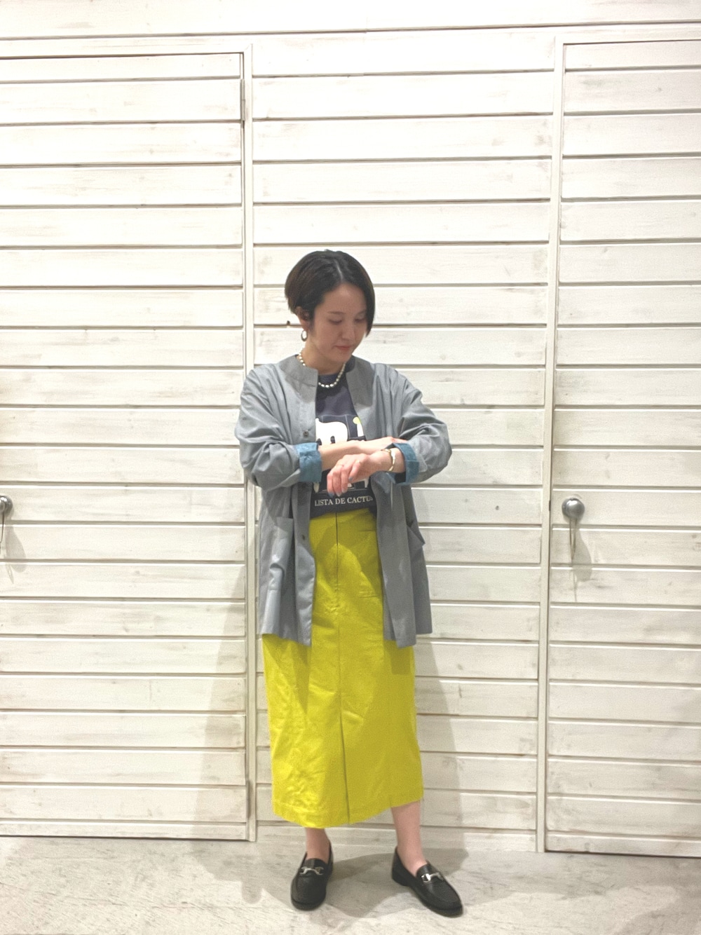 「休日スタイル、シンプルコーデ、春服、グレー、ノーカラー、ライトアウター、ミドル丈、イエロー、タイトスカート、ローファー、オトナカジュアル」｜「FIL DE FERのCACTUSプリント　ロンTEE（Tシャツ/カットソー、グレー系）」を使った、kaji.さん（レディース・163cm）の冬コーディネートの1枚目の写真