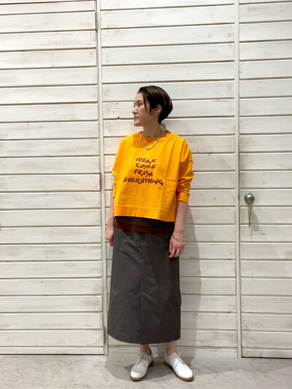 「タイトスカート、白、ロンT、オレンジ、レースアップシューズ、春、シンプルコーデ、着回しコーデ、ショート丈トップス、オトナカジュアル」｜「FIL DE FERのアイデアPT　ショートロンT（Tシャツ/カットソー、オレンジ系）」を使った、kaji.さん（レディース・163cm）の冬コーディネートの1枚目の写真