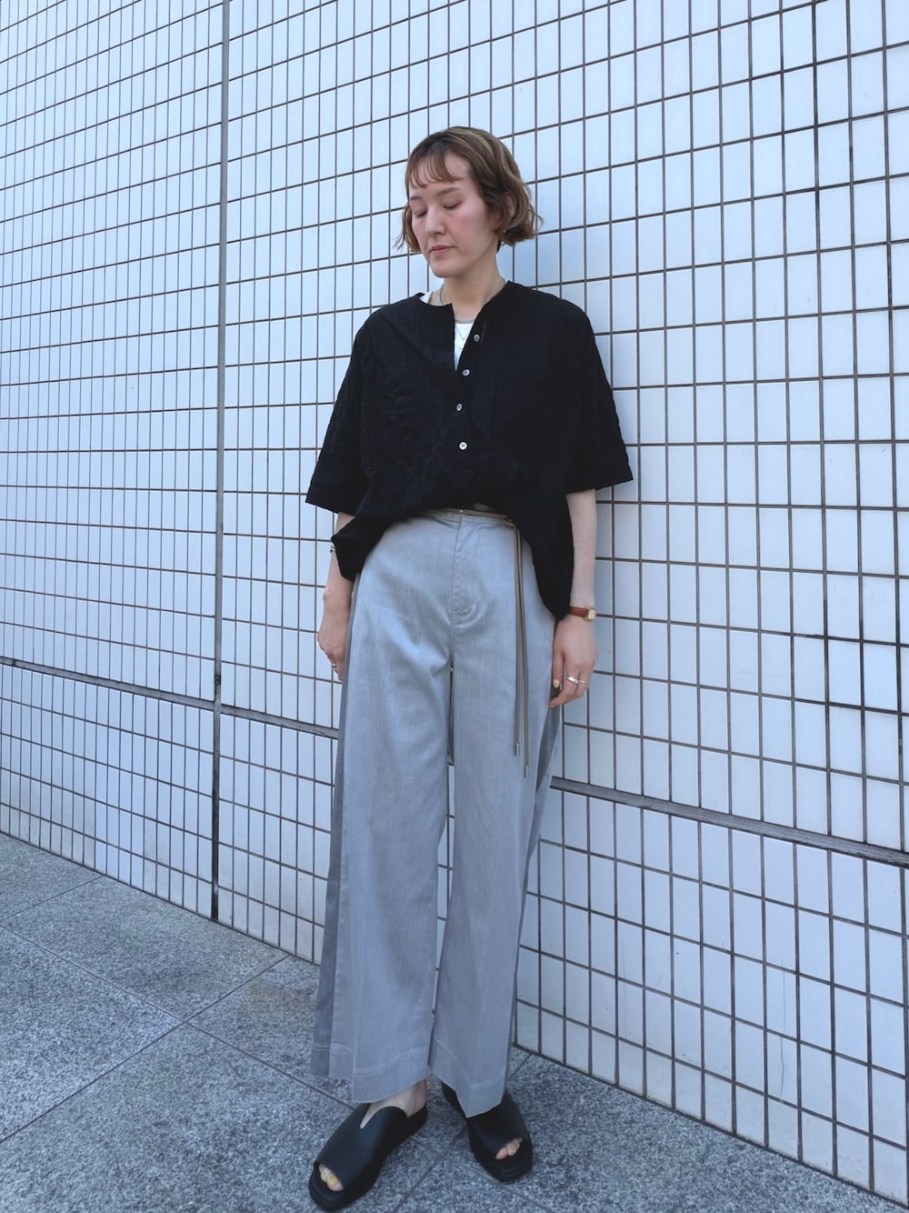 ホワイト系のその他パンツ、ブラック系のシャツ/ブラウス、ホワイト系のタンクトップを着用したレディースの夏コーディネートの1枚目の写真