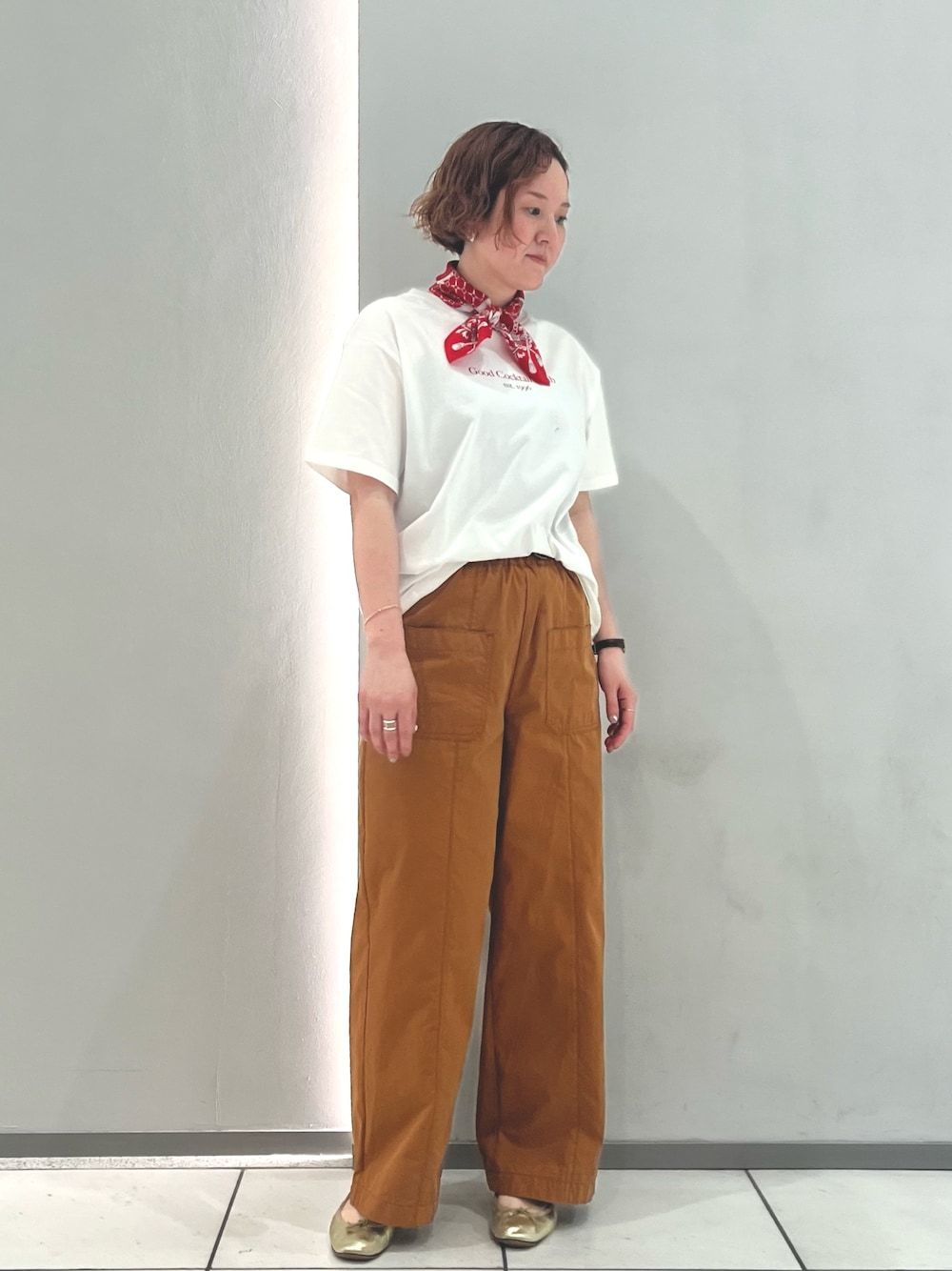 「白Tシャツ、オトナカジュアル、ロゴT、ブラウン、スカーフ、シンプルコーデ、ワイドパンツ、バックプリント、夏コーデ、ラフ」｜「NOMBRE IMPAIRの【予約】カクテルクラブPT　半袖TEE（Tシャツ/カットソー、ホワイト系）」を使った、kaji.さん（レディース・163cm）の春コーディネートの1枚目の写真