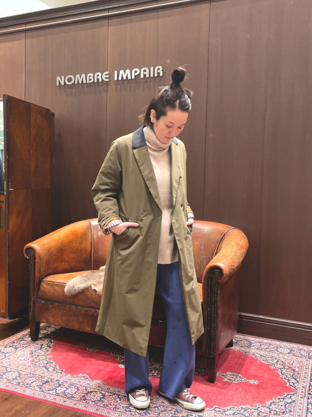 「コート、スニーカー、コンバース、アウター、ブルー、星柄、タートルネック、ラフ、ニットパンツ、フレアパンツ」｜「NOMBRE IMPAIRのカラーメランジ　タートルロングP/O（ニット/セーター、ホワイト系）」を使った、kaji.さん（レディース・163cm）の秋コーディネートの1枚目の写真